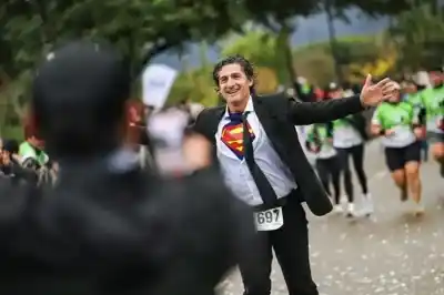 Apareció de traje y corbata en la largada de los 21K: lo que hizo después dejó a todos sin palabras