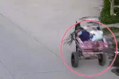 Esperaba el colectivo en la autopista y dos carreros lo asaltaron de forma coordinada