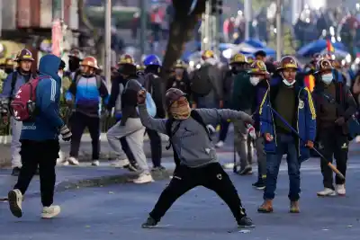 La Paz bajo fuego: gases lacrimógenos y un herido en la protesta que exige la renuncia del presidente