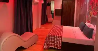 Tras una cita en un hotel alojamiento, terminó hospitalizado e inconsciente: una mujer detenida