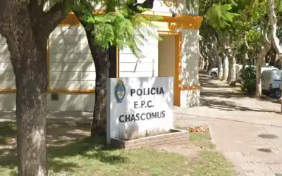 El video que estremece a Chascomús: golpearon salvajemente a un adolescente herido mientras esperaba en la camilla