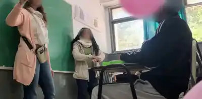 Entró a retar a los alumnos y terminó pateando un pupitre: el video que estalló en las redes
