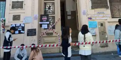 Protesta en la Escuela Normal: ¿Qué reclaman alumnos y padres frente al Ministerio?