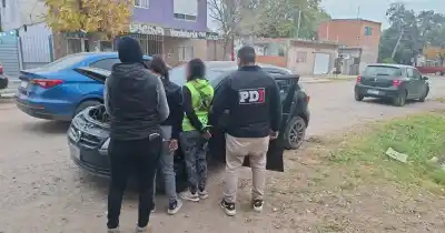 Encontraron el auto usado en un homicidio: la escena que esperaba a los policías en Villa Gobernador Gálvez