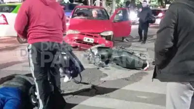 Intentó sobrepasarlo y el final fue en el hospital: motociclista de 19 años herido tras chocar en avenida Belgrano