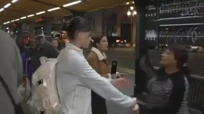 El insólito forcejeo que se vio en vivo por TV en plena parada de colectivos de Constitución