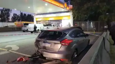 Chocó un auto, escapó y dentro de una estación de servicio terminó de destruir todo