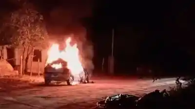 Misterioso incendio destruyó un auto en Villa Mailín y el peligro de explosión mantuvo en vilo a todos
