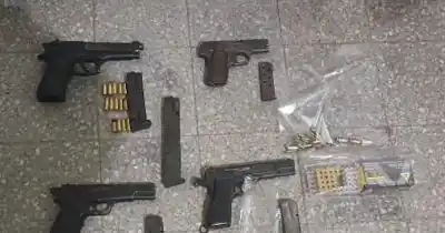 Balacera en la madrugada: 16 vainas servidas y cuatro pistolas halladas en allanamiento