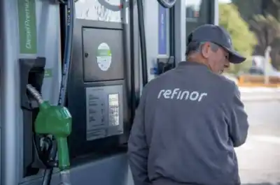 ¡Refinor le gana a YPF! Nafta más barata en Tucumán y la región