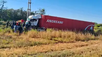 Dos camiones chocaron de frente en la ruta 34 y dejaron un conductor atrapado entre los hierros
