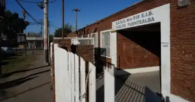 Apareció una bandera con mensaje narco en una escuela y la policía intervino de inmediato