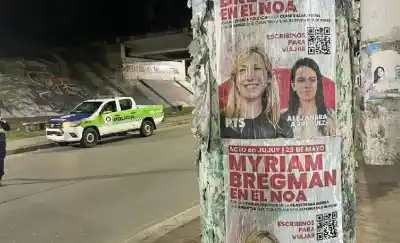 Pegaban carteles políticos en la madrugada y la policía los sorprendió con todo el kit