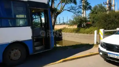 Un colectivo de la línea 6 estuvo a punto de caer a un canal en La Banda: el conductor evitó la tragedia