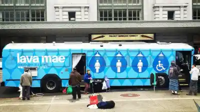 Viejos colectivos se convierten en duchas móviles y el resultado sorprende a todos