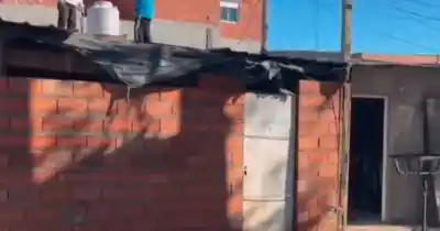 Una joven de 19 años fue desalojada de su casa por su ex: “Me quebró dos costillas y me amenaza con armas”