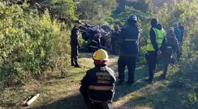 Volcó en un barranco de siete metros y lo que hallaron los bomberos al llegar los dejó sin palabras