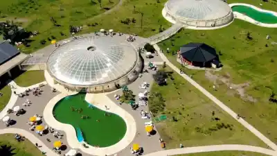 A solo 2 horas de CABA, el parque termal que es furor: pileta bajo cúpula de vidrio y precios que sorprenden