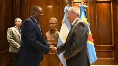 El embajador del Congo visitó Casa de Gobierno y lo que se habló en el Salón Ibarra sorprendió a todos