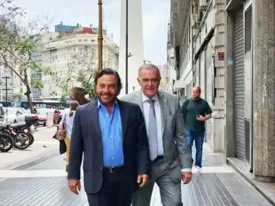 El gobernador que junta aliados, desafía a CFK y construye un peronismo alternativo
