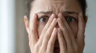 El método de dos pasos que usan los psicólogos para calmar la ansiedad: no es meditar