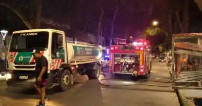 El incendio que arrasó tres ambientes y dejó a una mujer hospitalizada