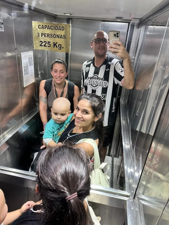Puras sonrisas el día que Felipe dejó el Garrahan junto a sus papás.