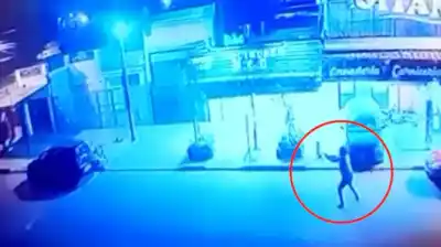 Intentaron robarle en la puerta de un supermercado, se bajó de la moto y empezó a disparar: lo que pasó después es escalofriante