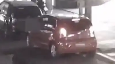 Se subió a un auto para robarlo y no vio que en el asiento trasero dormía una nena de 4 años