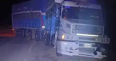 Un camionero mendocino terminó herido tras un violento choque que hizo volcar su vehículo en Santa Fe