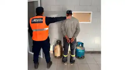Robó dos garrafas y dinero de un kiosco en Sol de Julio: la policía lo encontró en la calle