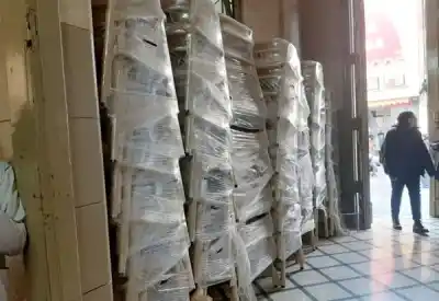 Entregaron pupitres en la Normal tras el acuerdo: ahora esperan 250 más