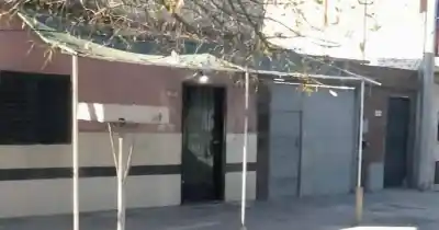 Se mudaron a una casa sin saber su pasado: a los pocos días, más de diez balazos y un cartel con nombre de preso