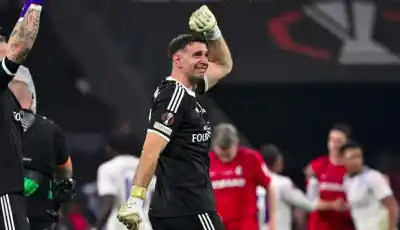 Dibu Martínez confesó que se lesionó en la previa de la final y Scaloni ya tiene un nuevo dolor de cabeza