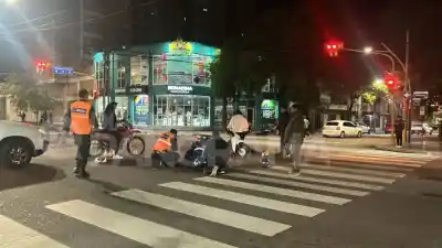 Dos motos chocaron en una concurrida esquina y el impacto dejó a tres personas tendidas en el asfalto