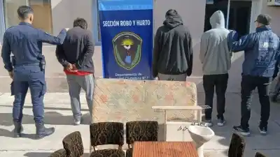 Vendían lo robado en redes sociales y cayeron en allanamientos: tres detenidos en plena madrugada