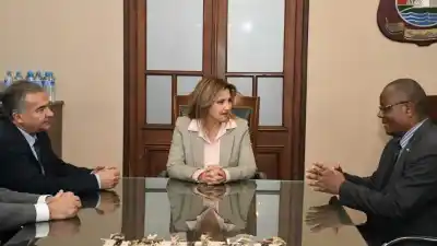 Visita de embajador del Congo a la intendente: ¿qué se acordó en el Salón de Acuerdos?