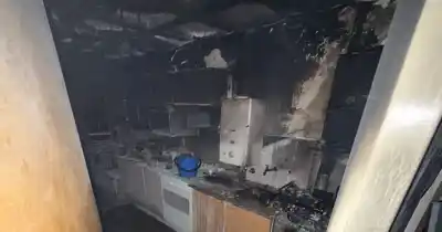 Incendio en pleno centro: el fuego arrasó una cocina y dejó un departamento inhabitable