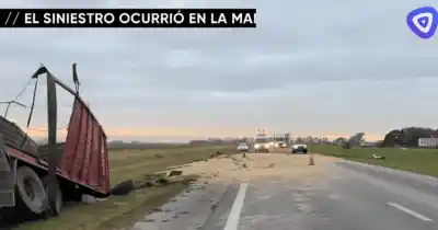 Volcó un camión cargado de cereales y la autopista quedó sembrada de granos