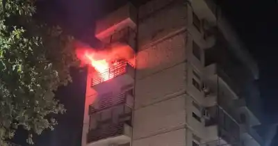 Incendio en un sexto piso: rescataron a una pareja atrapada y el edificio quedó clausurado