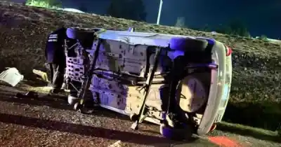 Perdió el control en Acceso Sur y el vuelco lo dejó al borde de la muerte
