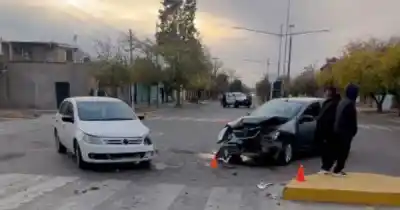Choque frontal en Guaymallén: un auto sin airbags terminó contra el otro y dejó un herido