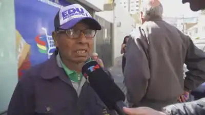 Jubilado rompió en llanto al hacer fila para comprar pollo: la crisis que azota a Bolivia