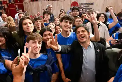 Kicillof se la juega por los jóvenes: el plan que busca arrebatarle a Milei un bastión clave