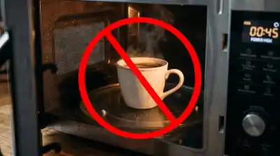 El error que cometes al recalentar el café en el microondas y que arruina su sabor