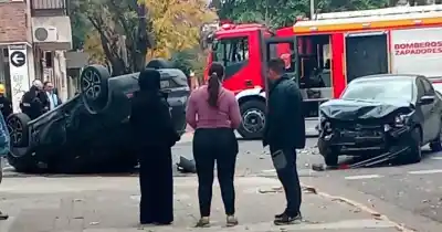 Choque y vuelco en el macrocentro: un auto quedó con las ruedas para arriba y lo peor no fue el impacto