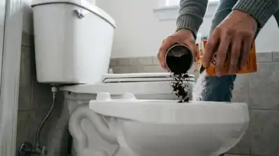 El truco casero con café usado que promete eliminar malos olores del inodoro