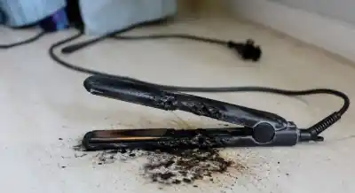 Iba a plancharse el pelo cuando un error fatal la dejó sin vida