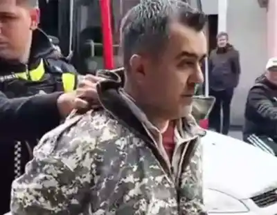 Discutió con un ciclista en el microcentro, volvió a su auto y lo que hizo después heló a los testigos