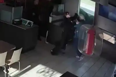 Peleó con una empleada en un local de comidas y lo que pasó después dejó perpleja a la policía